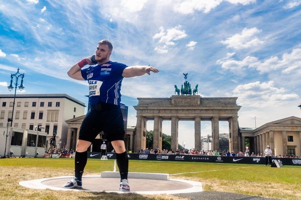 Simon Bayer (VfL Sindelfingen) beim Kugelstossen waehrend der deutschen Leichtathletik-Meisterschaften auf dem Pariser Platz am 24.06.2022 in Berlin